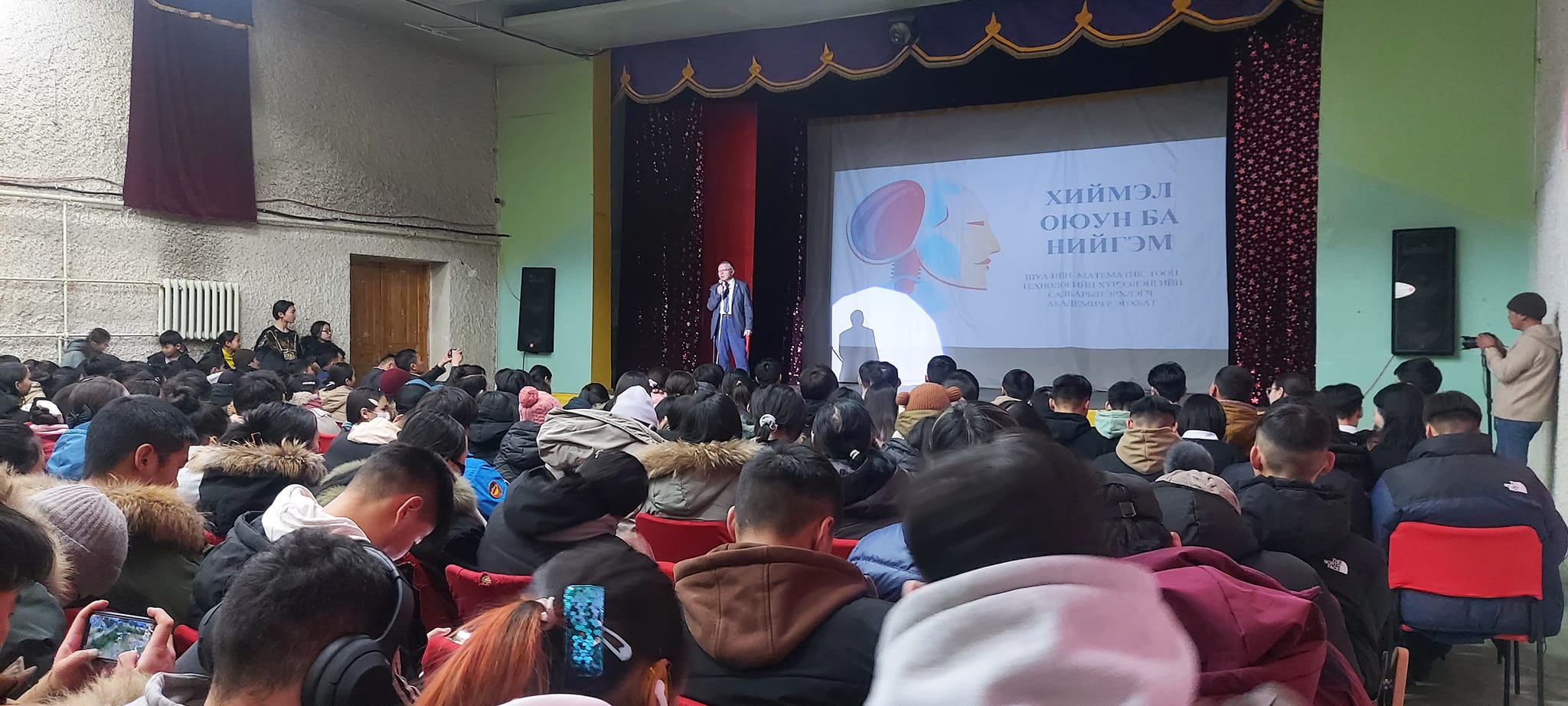 You are currently viewing Төрийн соёрхолт математикч, ШУ-ны доктор, ШУА-ийн МТТХүрээлэнгийн математикийн салбарын эрхлэгч, МУИС-ийн Бизнесийн Сургуулийн зөвлөх профессор Р.Энхбатын “Хиймэл оюун ухаан ба нийгэм” лекц зохион байгуулагдлаа.