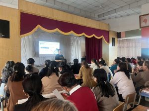 Read more about the article “Чадварлаг багш” арга хэмжээний хүрээнд сургуулийн өмнөх болон ерөнхий боловсролын, мэргэжлийн боловсролын сургуулиудын багш нарын шинэлэг арга зүй, сайн туршлагыг бүс, аймгийн хэмжээнд түгээн дэлгэрүүлэх зорилгоор аймгийн “САЙН ХИЧЭЭЛ-ҮЙЛ АЖИЛЛАГАА”