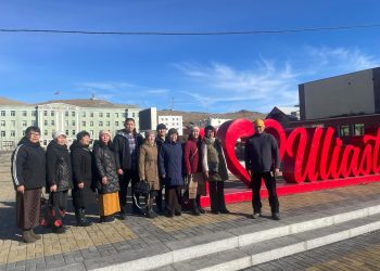 Тува улсын Каа-Хем хотын 2 дугаар сургуулийн 10 багш Боловсролын газар, Чандмань-Эрдэнэ сургууль дээр ирж туршлага солилцох уулзалт зохион байгуулж байна