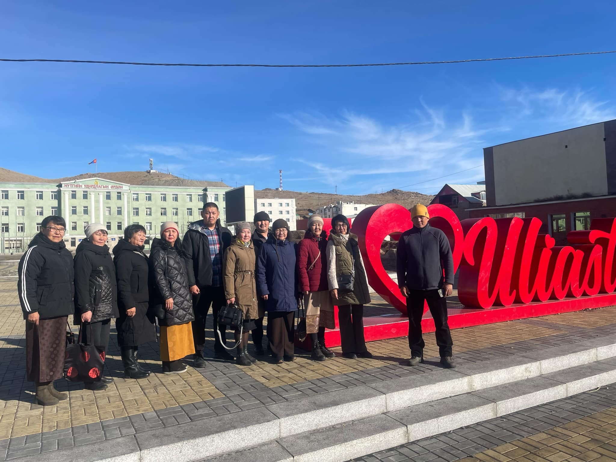 You are currently viewing Тува улсын Каа-Хем хотын 2 дугаар сургуулийн 10 багш Боловсролын газар, Чандмань-Эрдэнэ сургууль дээр ирж туршлага солилцох уулзалт зохион байгуулж байна