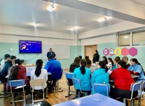 Read more about the article “ЭЭЛТЭЙ СУРГУУЛЬ” ТӨСЛИЙГ ХЭРЭГЖҮҮЛЭХ СУРГАЛТ ЗАВХАН АЙМАГТ АМЖИЛТТАЙ ЗОХИОН БАЙГУУЛАГДАЖ БАЙНА