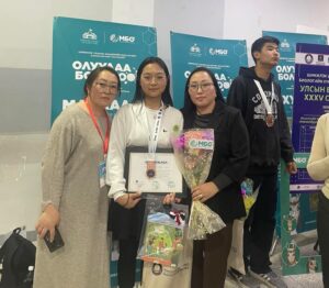 Read more about the article Завхан аймгийн Тосонцэнгэл сумын ЕБ-ын 1 дүгээр сургуулийн биологийн багш Д.Отгонжаргалын бэлтгэсэн суралцагч Энхболдын Амин-Эрдэнэ улсын биологийн XXXV олимпиадын гурвын даваанд есдүгээр ангийн төрөлд амжилттай оролцож “ХҮРЭЛ МЕДАЛЬ” хүртлээ.