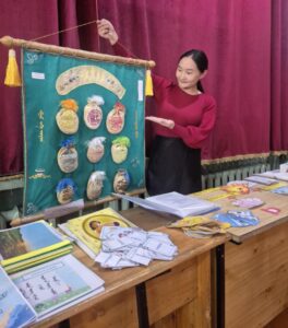 Read more about the article Монгол хэл, бичиг, уран зохиолын багш нарын мэдлэг чадварыг дээшлүүлэх, сайн туршлагуудаас харилцан суралцах, түгээн дэлгэрүүлэх зорилгоор харилцан туршлага судлах, сургалт зөвлөгөөн